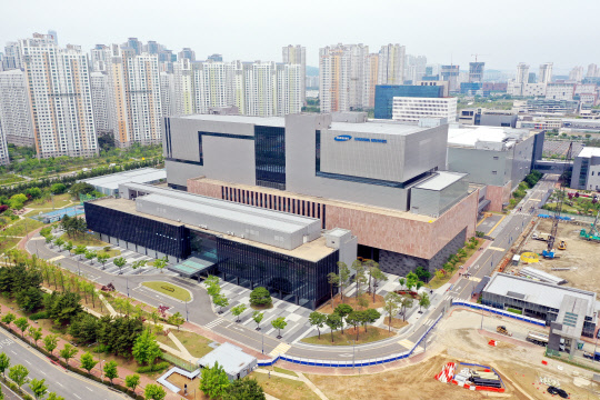 23일 오후 인천시 연수구 송도국제도시 삼성바이오로직스 건물이 우뚝 서 있다. 삼성바이오로직스와 모더나는 전날 미국 워싱턴DC에서 열린 '한미 백신 파트너십' 행사를 통해 코로나19 백신 위탁생산 계약을 체결했다. 연합뉴스